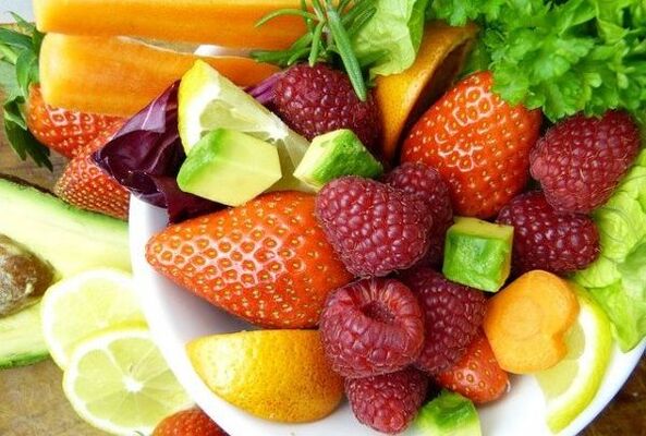 Frutas con bayas y hierbas