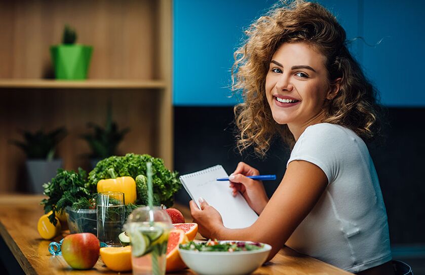 Actitud positiva de una niña en la dieta