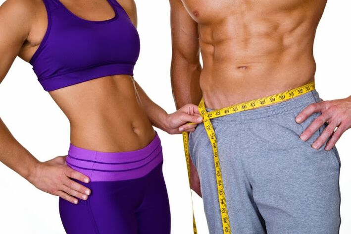 Un hombre y una mujer que han perdido peso en la zona abdominal.